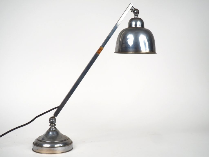 Lampe de bureau articulée 1940 en métal chromé.