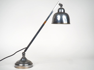 Vente aux enchères Lampe de bureau articulée 1940 en métal chromé.