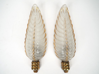 Vente aux enchères Paire d'appliques 1940 en verre de Venise sablé et doré en forme de pl