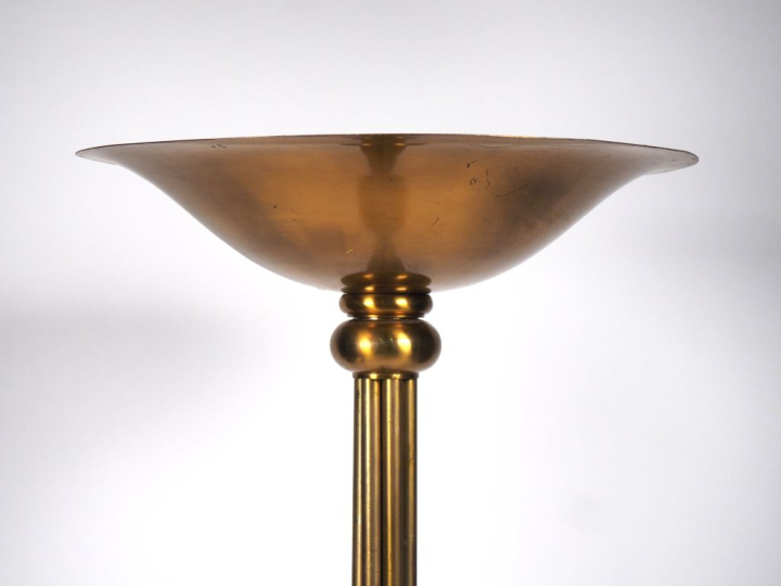 Lampadaire 1940 en laiton socle bois. H. 173,5 cm