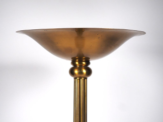 Vente aux enchères Lampadaire 1940 en laiton socle bois. H. 173,5 cm