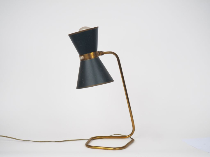 Lampe de bureau 1960, piétement en laiton, abat jour diabolo. H. 47 cm