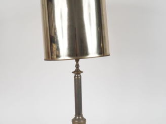 Vente aux enchères Lampe de salon en forme de colonne ionique en métal chromé. H. 50,5 cm