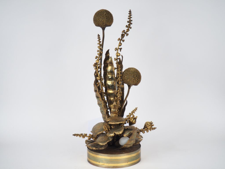 JANSEN.  Lampe en laiton, modèle au chardon. H. 69 cm