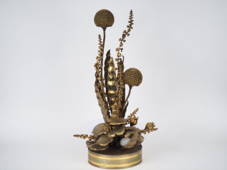 Vente aux enchères JANSEN.  Lampe en laiton, modèle au chardon. H. 69 cm