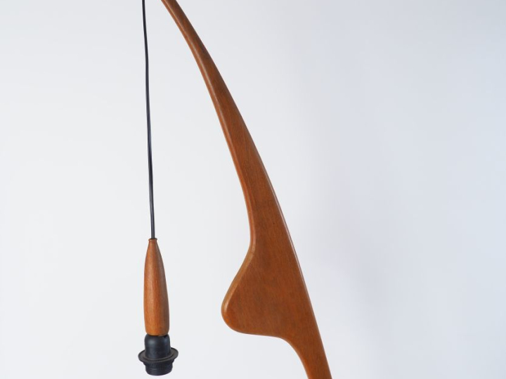 Jean RISPAL.  Lampadaire "Mante religieuse" en bois naturel. (manque l