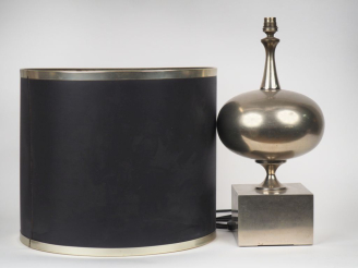 Vente aux enchères BARBIER.  Lampe de salon 1970  en métal chromé. Signée  H. 47 cm avec 