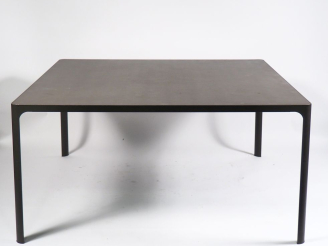 Vente aux enchères Charles EAMES. (d'après). Table de salle à manger en laque grise.  Dim