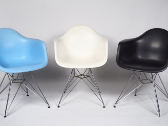 Vente aux enchères Charles EAMES. (d'après) Suite de six chaises blanche, noire et bleu c