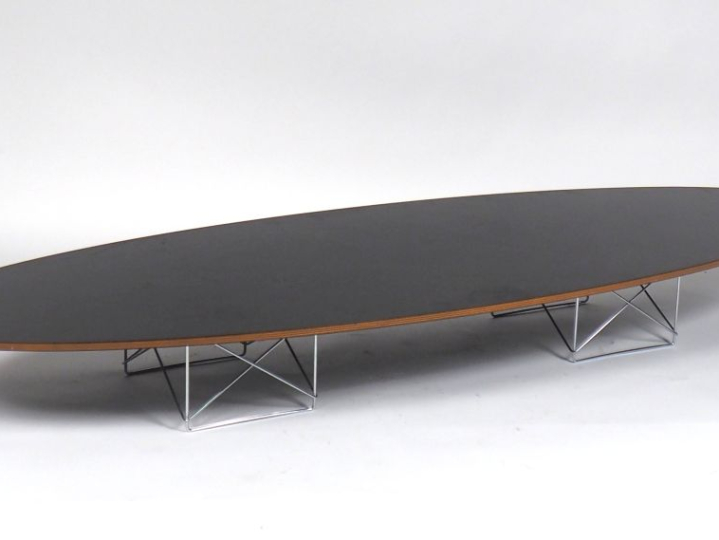 Charles EAMES. (d'après) Grande table basse ovale édition Vitra en boi