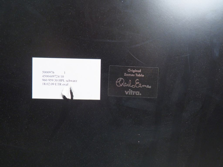 Charles EAMES. (d'après) Grande table basse ovale édition Vitra en boi