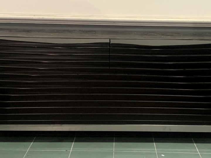 HORM.  Buffet en bois laqué noir, piétement chromé, ouvrant à deux tir