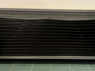 Vente aux enchères HORM.  Buffet en bois laqué noir, piétement chromé, ouvrant à deux tir