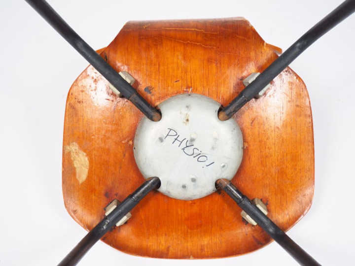 JACOBSEN.  Chaise d'enfant en bois et métal. Dim. 63 x 30 x 33,5 cm