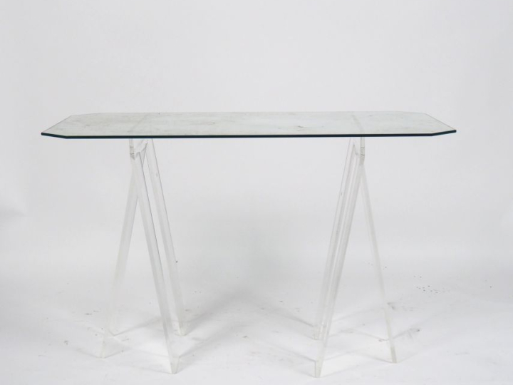 Bureau années 70-80, plateau en verre, piétement en plexiglas. Dim. 74