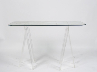 Vente aux enchères Bureau années 70-80, plateau en verre, piétement en plexiglas. Dim. 74