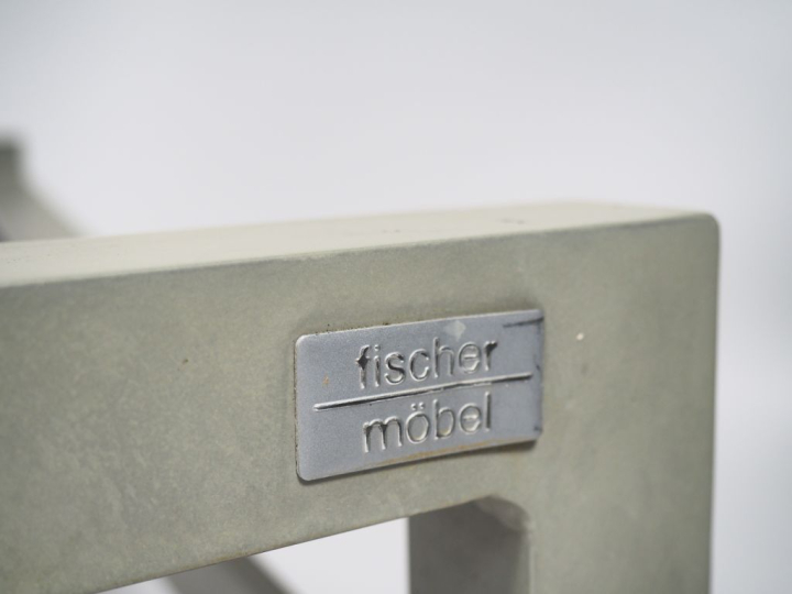 FISCHER MODEL.  Paire de chaises longues à roulettes.