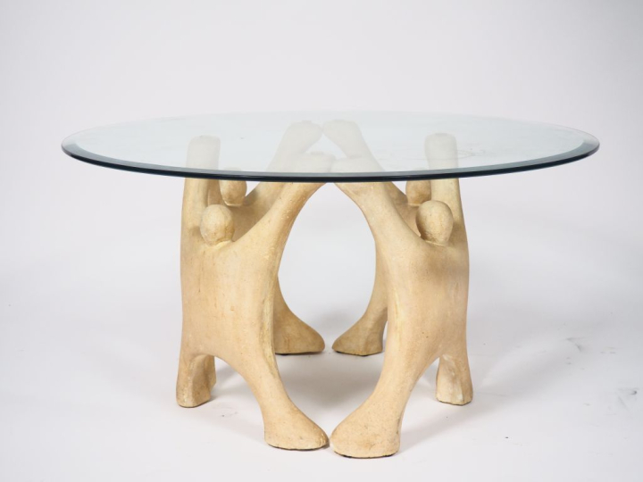 Table basse en verre et céramique, piétement en forme de ronde de quat