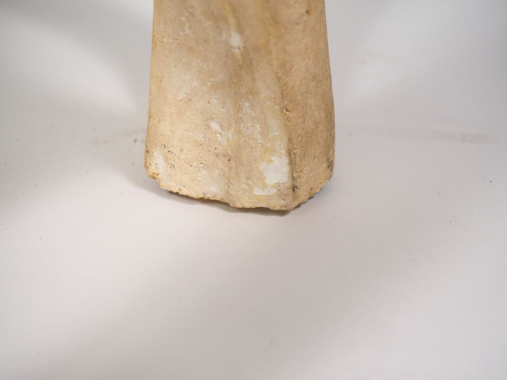 Table basse en verre et céramique, piétement en forme de ronde de quat