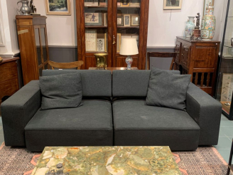 Vente aux enchères Paire de grands canapés modernes, garniture de tissu anthracite. Dim. 