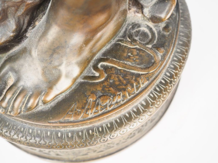 Antoinin MERCIER.  "David" Sculpture en bronze à patine brune. Signée,