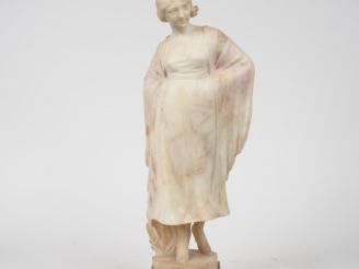 Vente aux enchères A. LUCHINI.  "La belle italienne".  Sculpture en albâtre. Signée. H. 4