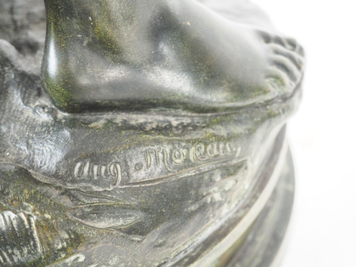 A. MOREAU. "le charmeur".  Grande sculpture en régule à patine verte. 