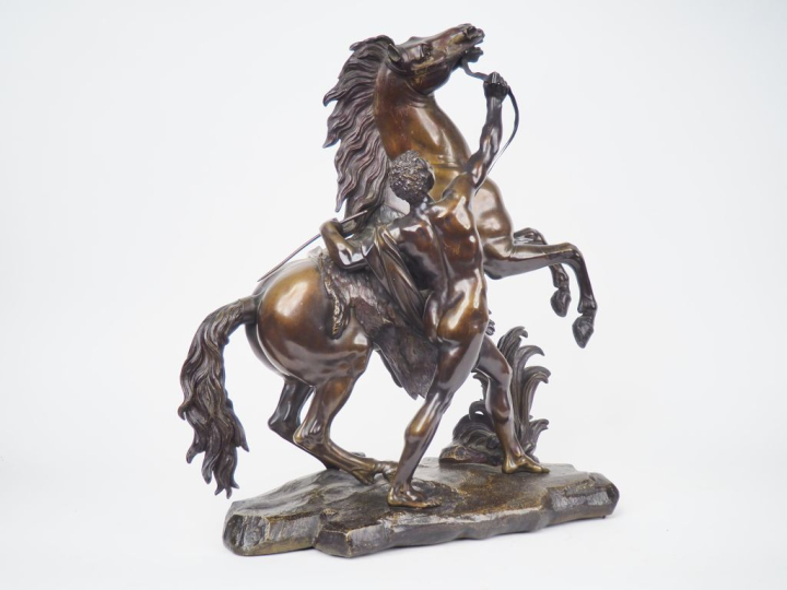 COUSTOU. (D'après) "cheval de Marly" Groupe en bronze à patine brune. 