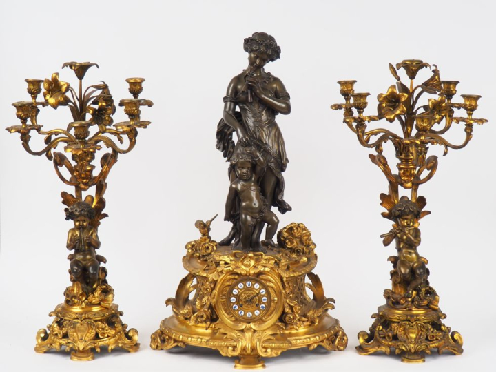 Exceptionnelle garniture de cheminée Napoléon III en bronze patiné et 