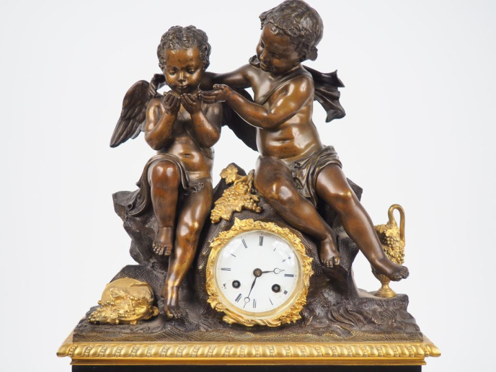 Pendule Napoléon III en bronze à patine brune et dorée, marbre noir, à