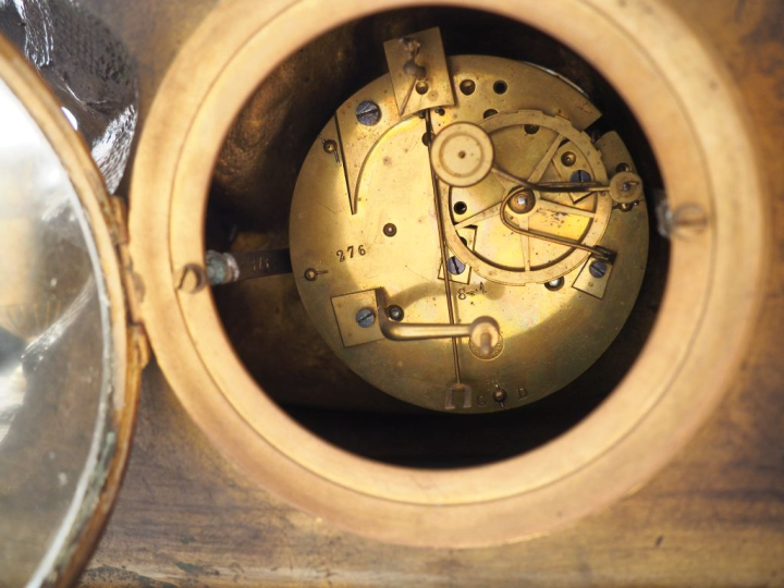 Pendule Napoléon III en bronze à patine brune et dorée, marbre noir, à