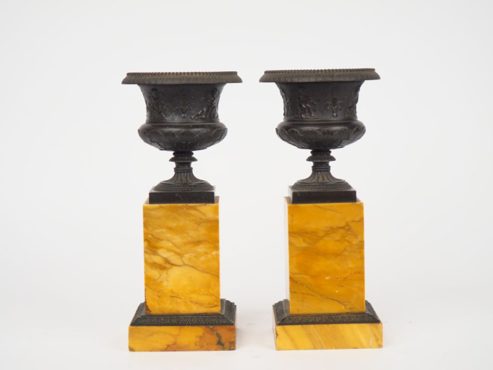 Paire de cassolettes Restauration en bronze patiné et marbre jaune de 