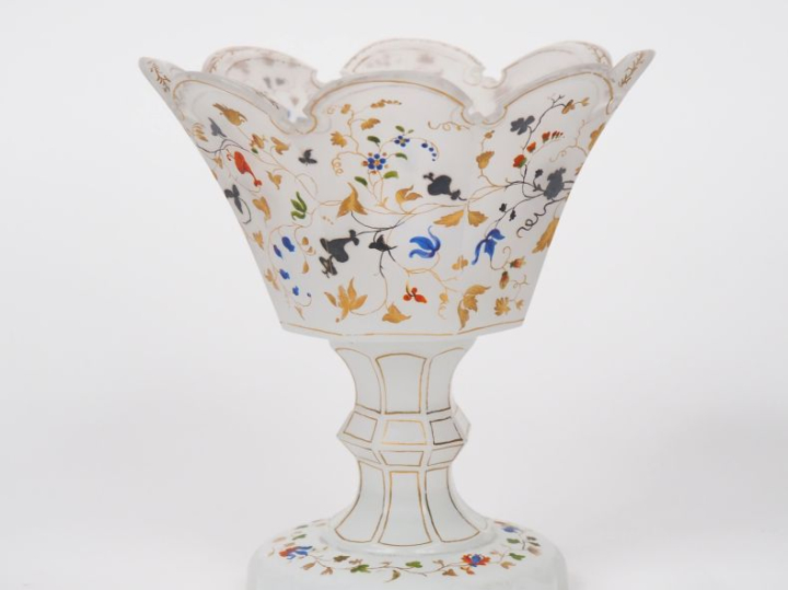 Baguier Restauration en opaline blanche, à décor de semis de fleurs po