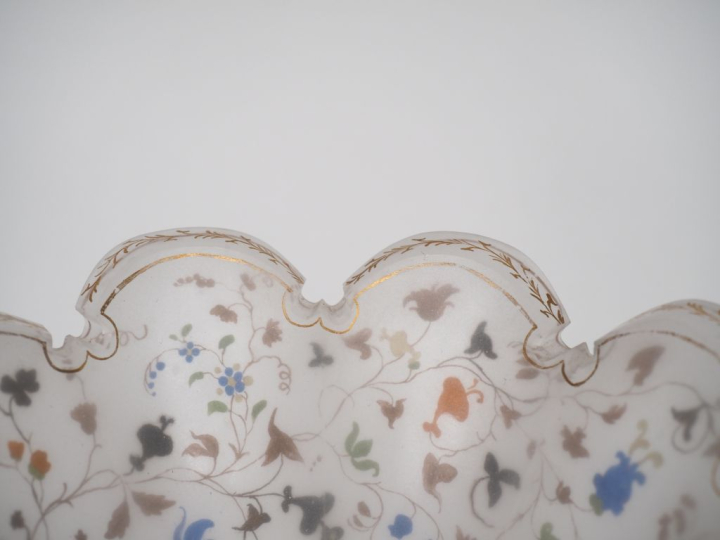 Baguier Restauration en opaline blanche, à décor de semis de fleurs po