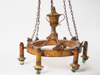 Vente aux enchères Lustre XIXème en tôle rouge et crème, à décor de vase à l'antique et d