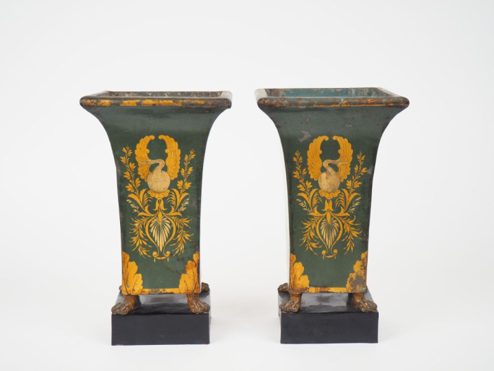 Paire d'urnes XIXème en tôle verte et dorée, à décor de cygnes, de feu