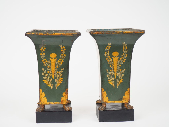 Paire d'urnes XIXème en tôle verte et dorée, à décor de cygnes, de feu