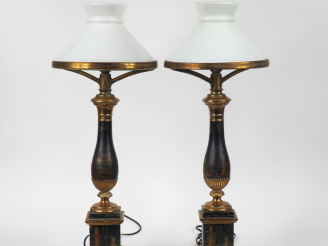 Vente aux enchères Paire de lampes quinquet XIXème en tôle peinte, à décor à l'antique. A