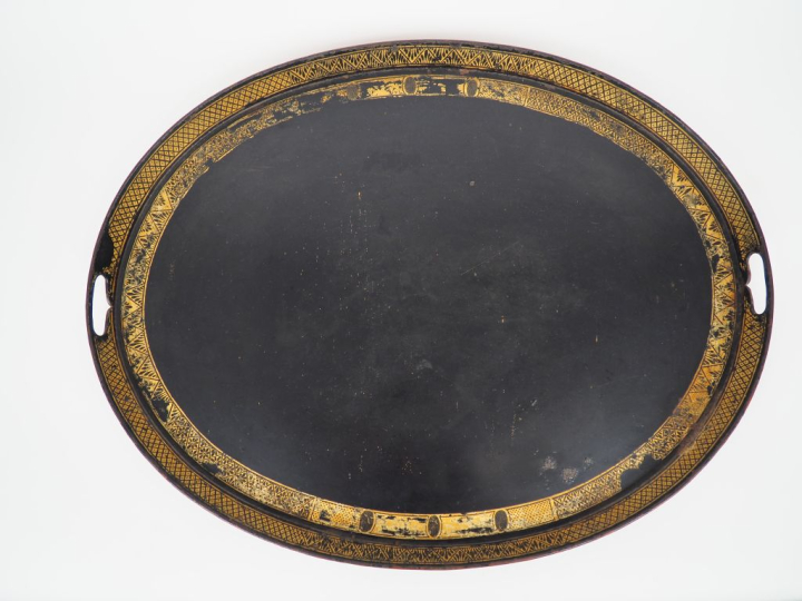 Plateau ovale de style Directoire en tôle, fond noir et décor de motif