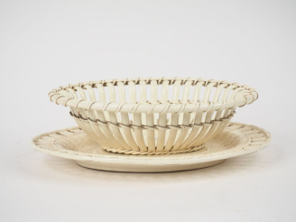 Vente aux enchères Panière et son présentoir en faïence fine XIXème, à décor de vannerie.