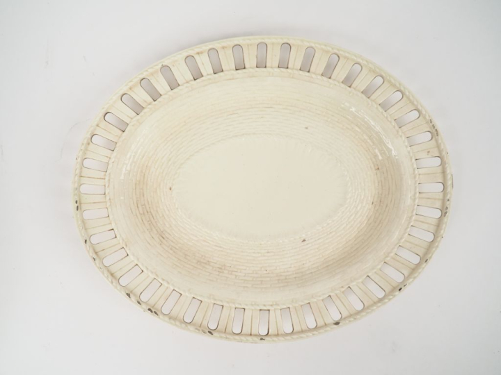 Panière et son présentoir en faïence fine XIXème, à décor de vannerie.