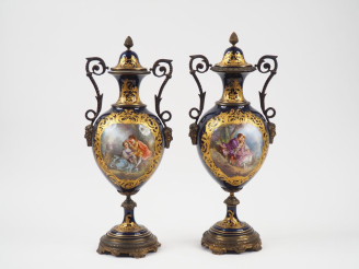 Vente aux enchères Paire de vases ovoides et couverts Napoléon III dans le goût de Sèvres