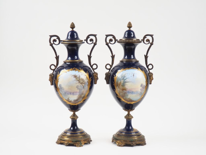 Paire de vases ovoides et couverts Napoléon III dans le goût de Sèvres
