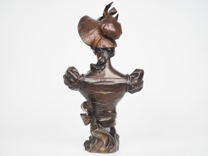 Ecole française 1900.  "jeune élégante au chapeau".  Sculpture en bron
