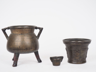 Vente aux enchères Mortier XVIIème en bronze, à décor de palmettes. H. 11 cm  et une pile