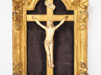 Vente aux enchères Crucifix XVIIIème en ivoire sculpté.  H. Christ : 27 cm  Dans son cadr
