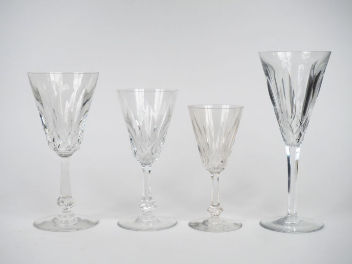 BACCARAT.  Service de verres en cristal à décor de croisillons compren