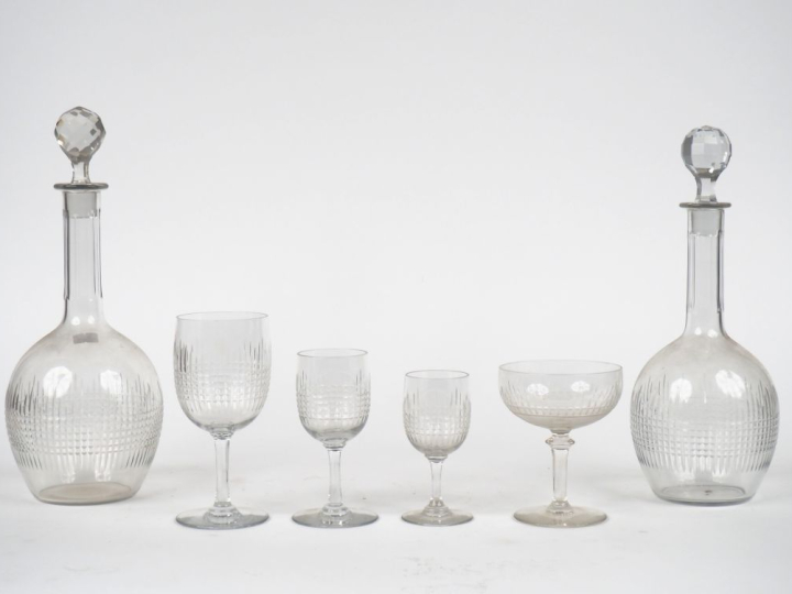 Service de verres en cristal à décor de cannelures comprenant : 2 déca