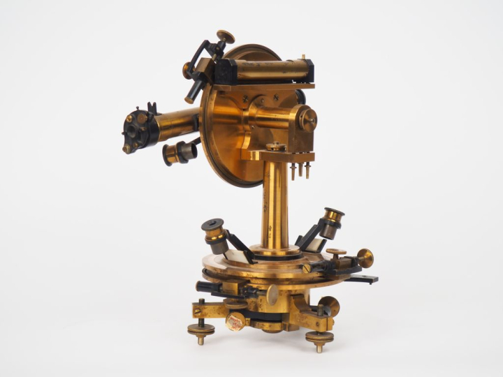 Maison LORIEUX.  Théodolite en bronze. Signé.