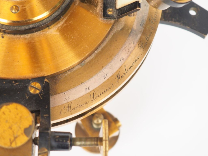 Maison LORIEUX.  Théodolite en bronze. Signé.